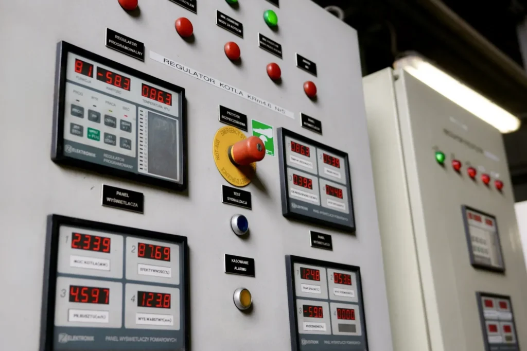 Panel sterowania węzła cieplnego z regulatorami i wyświetlaczami temperatur